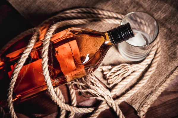 Bourbon whisky rum in een glas met ijs — Stockfoto