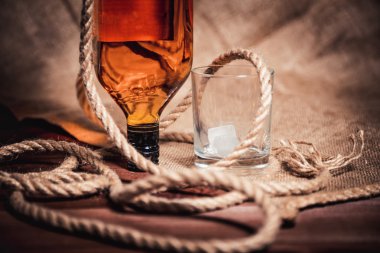 Bourbon viski ROM bir bardak buz ile