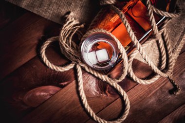 Bourbon viski ROM bir bardak buz ile