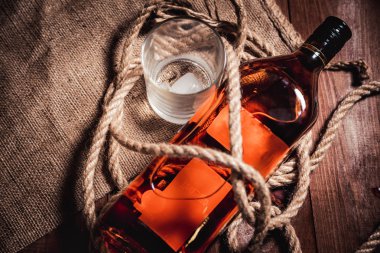 Bourbon viski ROM bir bardak buz ile