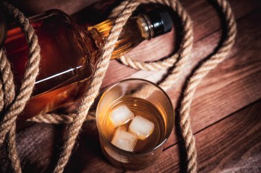 Bourbon viski ROM bir bardak buz ile