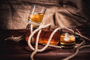 Bourbon viski ROM bir bardak buz ile