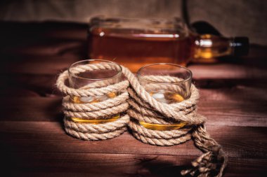 Bourbon viski ROM bir bardak buz ile