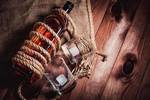 Whisky al bourbon rum in un bicchiere con ghiaccio — Foto Stock