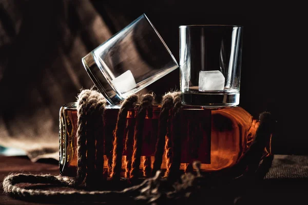 Whisky al bourbon rum in un bicchiere con ghiaccio — Foto Stock