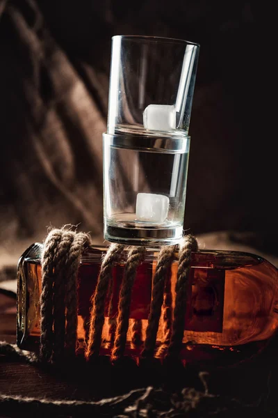 Whisky al bourbon rum in un bicchiere con ghiaccio — Foto Stock