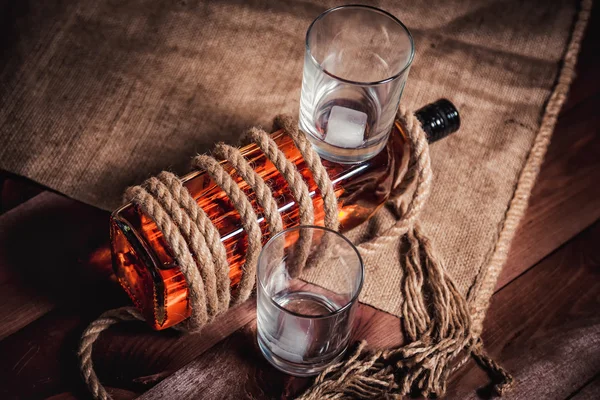 Bourbon Whiskey Rum im Glas mit Eis — Stockfoto