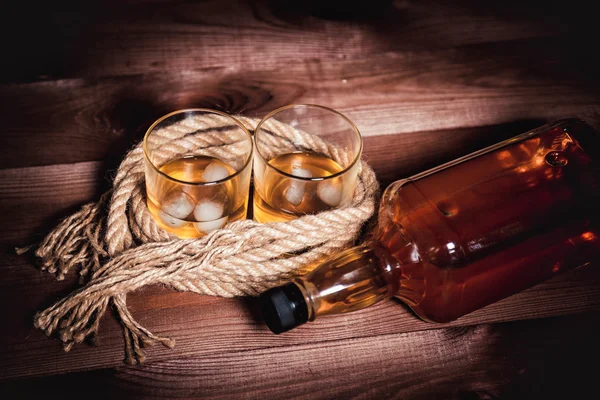 Bourbon whiskey Rom i ett glas med is — Stockfoto