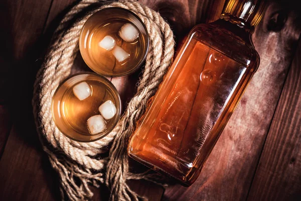 Bourbon whiskey rum w szklance z lodem — Zdjęcie stockowe