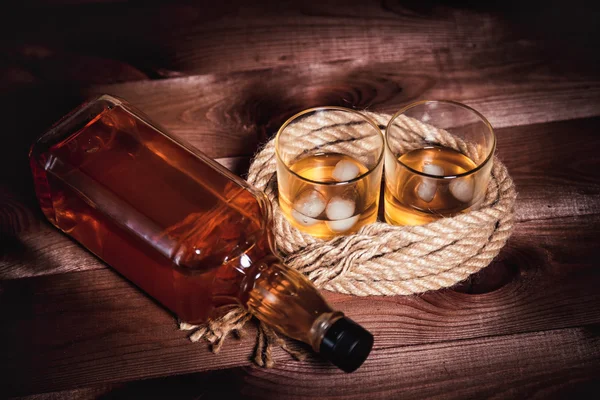 Bourbon Whiskey Rum im Glas mit Eis — Stockfoto