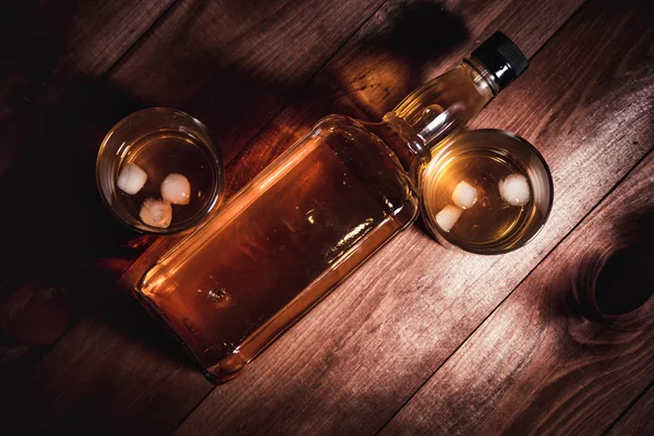 グラスに氷でバーボン ウィスキー ラム — ストック写真