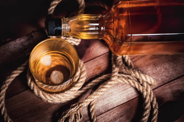 Bourbon Whiskey Rum im Glas mit Eis — Stockfoto