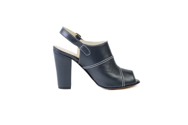 Sapatos femininos em um fundo branco venda online — Fotografia de Stock