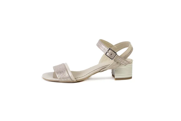 Zapatos de las mujeres de primavera sobre un fondo blanco catálogo de ventas en línea —  Fotos de Stock