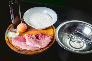 taze lezzetli domuz biftek, çiğ yiyecek çanak