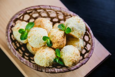 Hindistan cevizi çerezleri nane, sepet içinde lezzetli bir tatlı