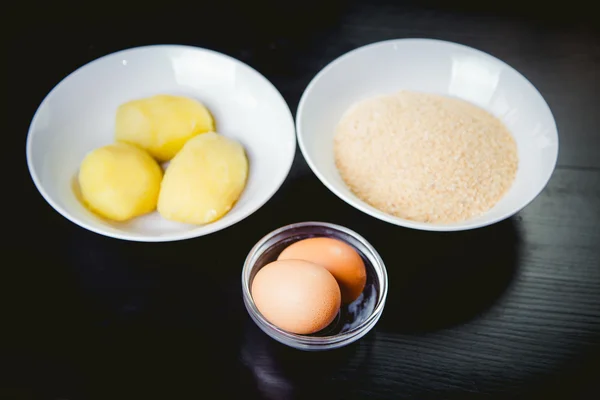 Ingredienser lagade måltider, kokt potatis och ägg — Stockfoto