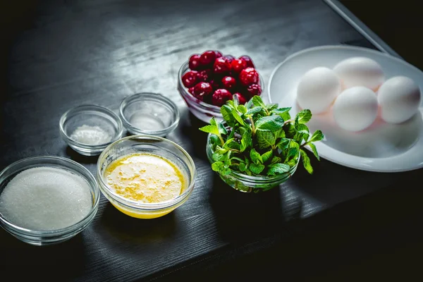 Zutaten zum Kochen von Pfannkuchen, Minze und Kirschdessert — Stockfoto