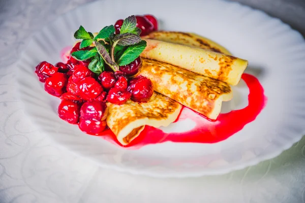 Colazione mattutina frittelle con ciliegia e menta — Foto Stock