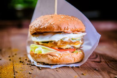 Burger yumurta ve peynir pirzola ile