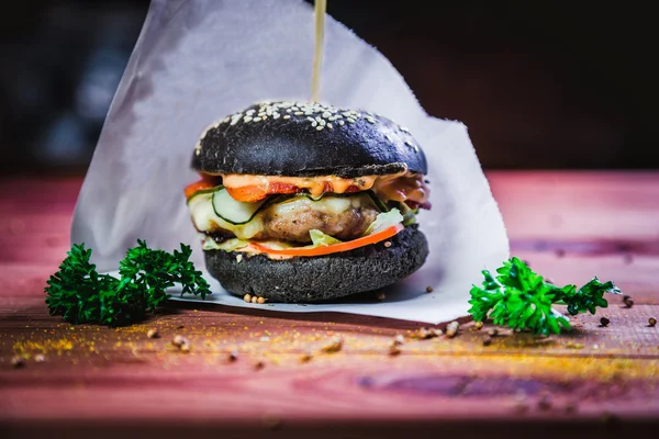 Burger mit Schwarzbrot, leckeres Essen — Stockfoto