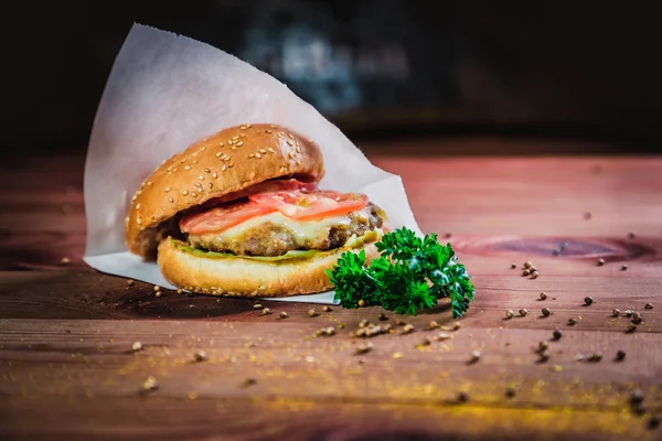 Hamburger auf hölzernem Hintergrund, Schnellrestaurant — Stockfoto