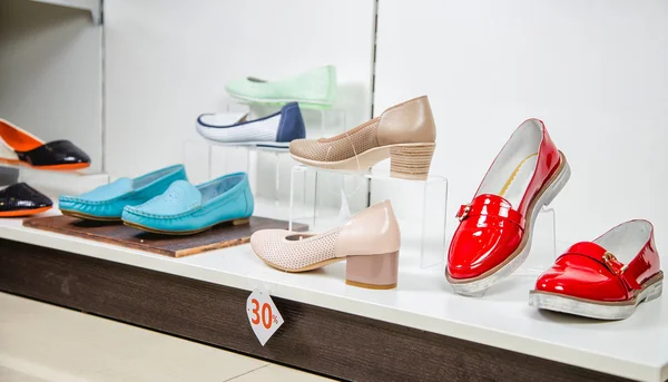 Продаж взуття зі знижкою жіноче взуття — стокове фото