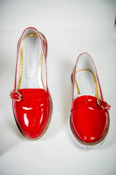 Patent leather female shoes on the shelf — Stock Photo, Image