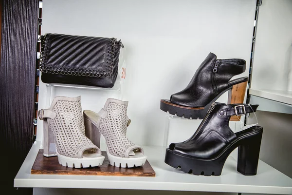 Sandálias de verão elegantes na prateleira da loja, sapatos femininos — Fotografia de Stock