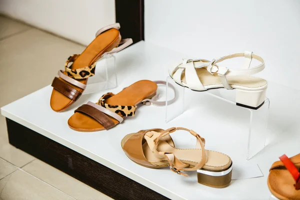 Stylische Sommersandalen im Ladenregal, Damenschuhe — Stockfoto