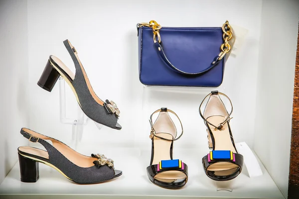 Стильні літні сандалі на полиці магазину, жіноче взуття — стокове фото