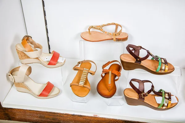 Stylish summer sandals on the store shelf, women's shoes — Stock Photo, Image