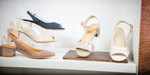 Sandales d'été élégantes sur l'étagère du magasin, chaussures pour femmes — Photo