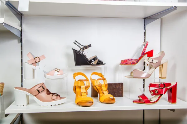 Sandales d'été élégantes sur l'étagère du magasin, chaussures pour femmes — Photo