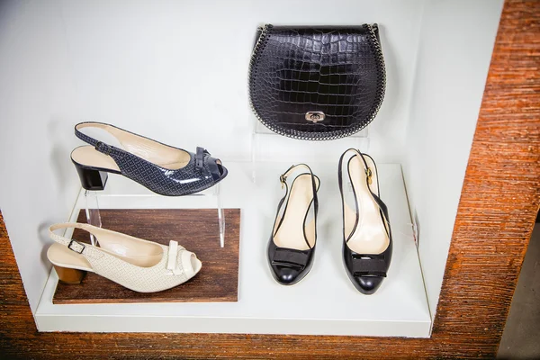 Stijlvolle zomer sandalen op de plank van de winkel, Damesschoenen — Stockfoto