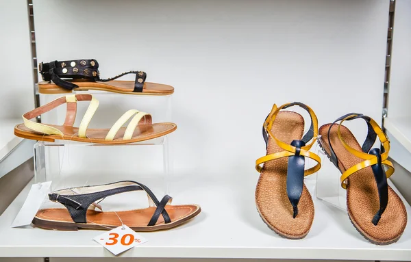Stylové letní sandály na regálu, Dámská obuv — Stock fotografie