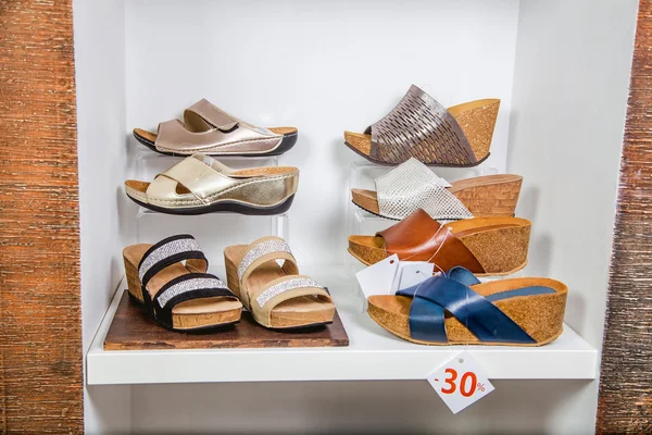 Sandalias de verano con estilo en el estante de la tienda, zapatos de mujer — Foto de Stock