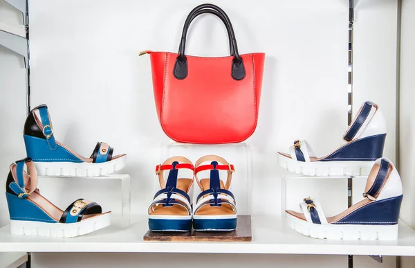 Sandales d'été élégantes sur l'étagère du magasin, chaussures pour femmes — Photo