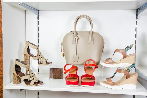 Стильные летние сандалии на полке магазина, женская обувь — стоковое фото