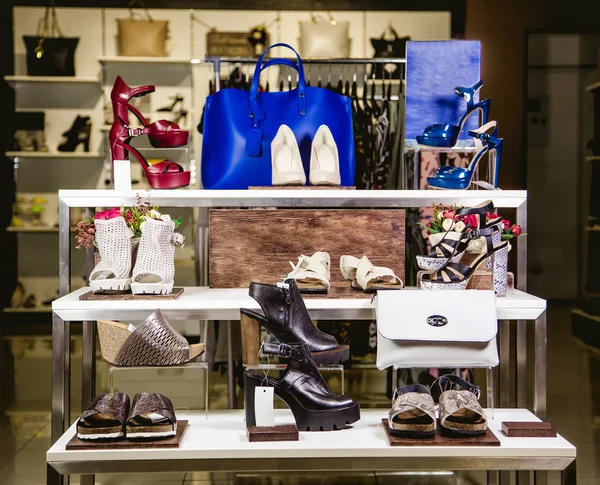 Zapatos en el estante de la tienda, escaparate tienda de mujeres — Foto de Stock