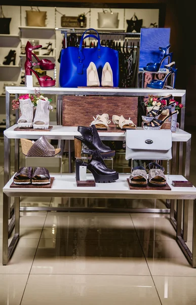 Zapatos en el estante de la tienda, escaparate tienda de mujeres — Foto de Stock