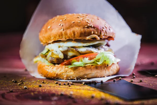 Leckeres Burger-Brötchen mit Weiß auf der Theke — Stockfoto