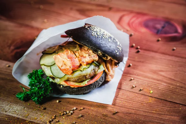 Burger mit Schwarzbrötchen, natürliche Kost — Stockfoto