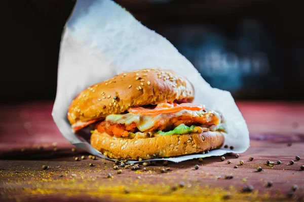 Leckeres Burger-Brötchen mit Weiß auf der Theke — Stockfoto