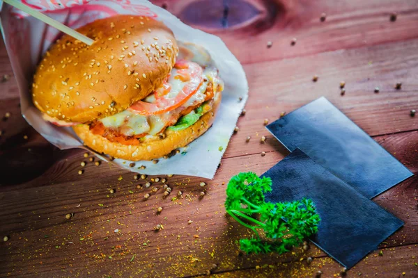 Leckeres Burger-Brötchen mit Weiß auf der Theke — Stockfoto