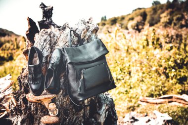 siyah deri ayakkabı ve bir sırt çantası, kadın ayakkabı