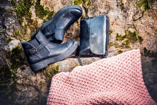 Botas de couro preto e bolsa preta em granito e musgo, refrigerante feminino — Fotografia de Stock