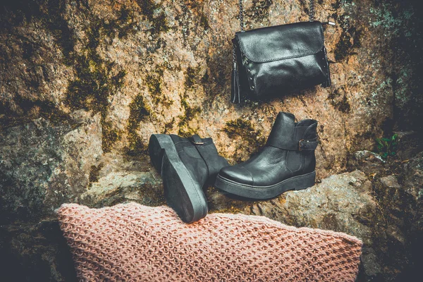 黒革のブーツと花崗岩とモス、女性ソーダ黒ハンドバッグ — ストック写真
