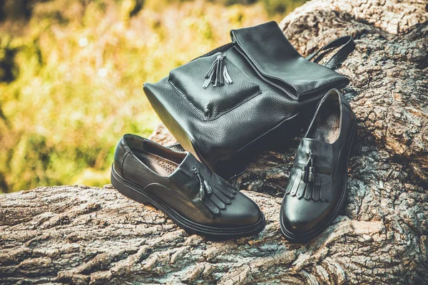 黒革の靴とバックパック、女性の靴 — ストック写真