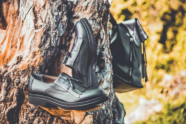 黒革の靴とバックパック、女性の靴 — ストック写真
